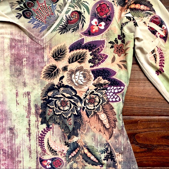 Tryst By Mathew Top Large Floral V Neck 3/4 Sleeve - Picture 2 of 5